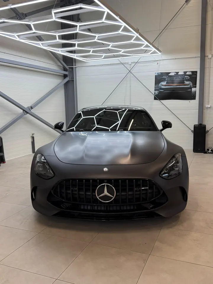 Mercedes-AMG GT w studiu pod heksagonalnym oświetleniem