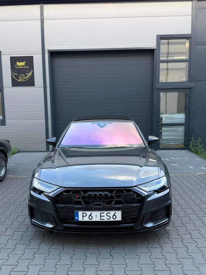 Audi z opalizującą folią Chameleon na przedniej szybie