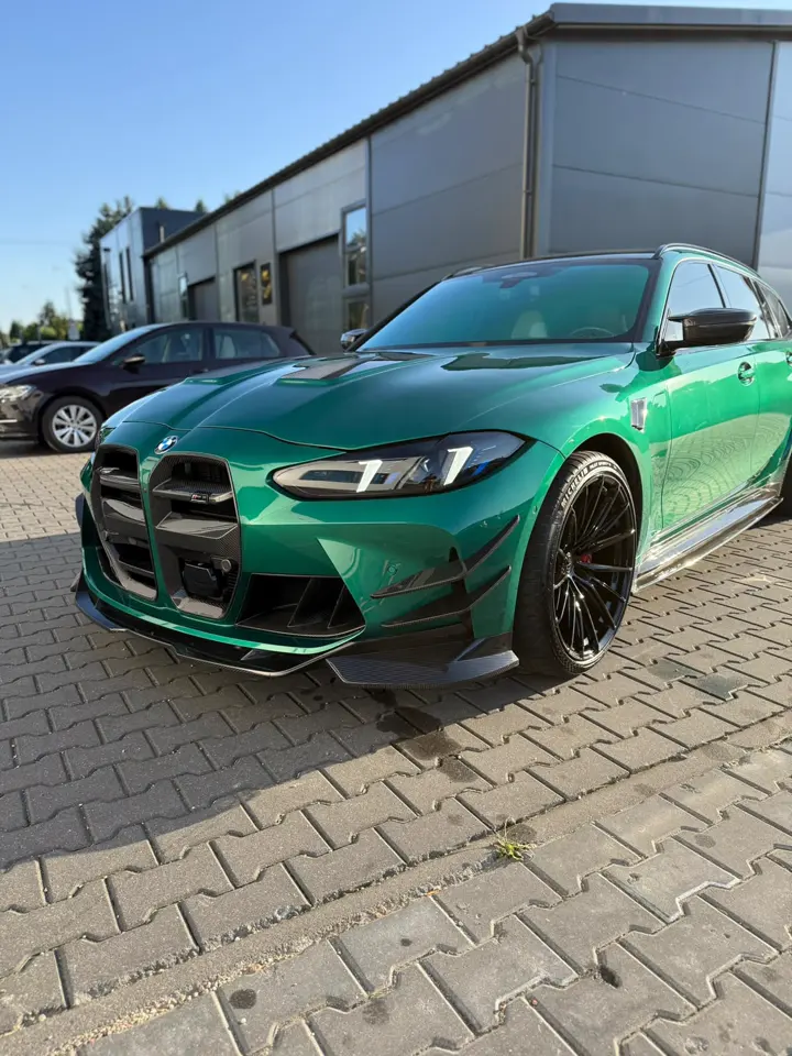 Zielone BMW M3 Touring z błyszczącym lakierem po myciu detailingowym