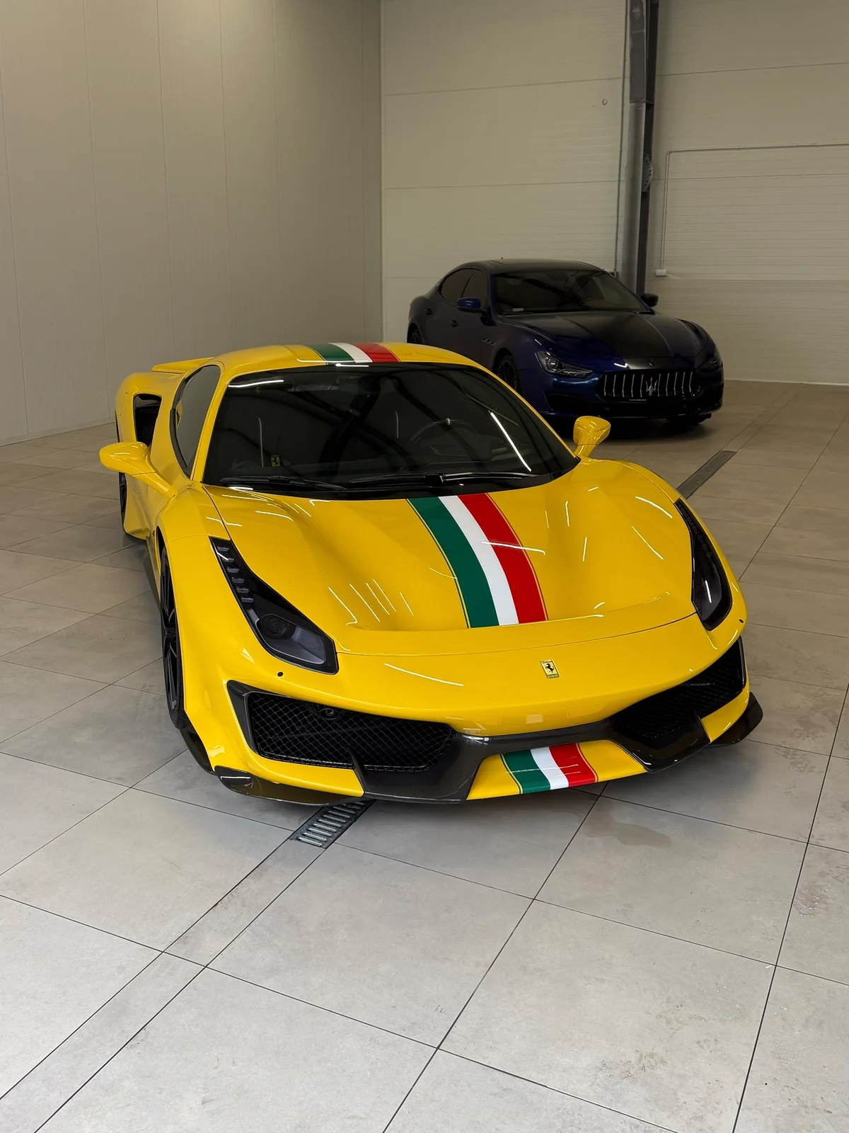 Żółte Ferrari 488 Pista w studiu Hyper Gloss Detailing