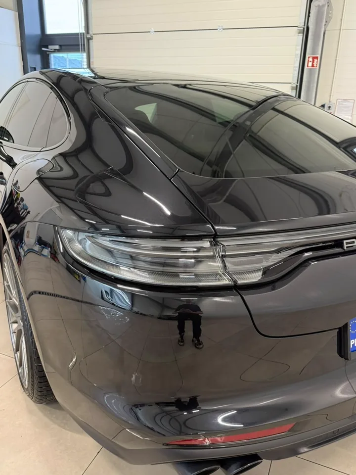 Lśniący tył Porsche Panamera po myciu detailingowym