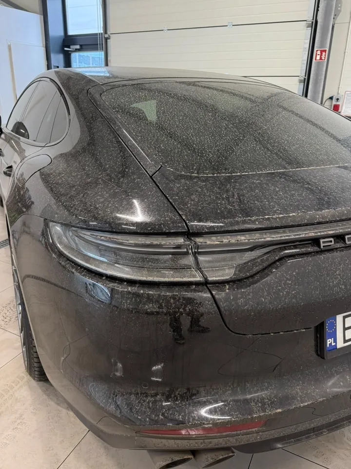 Mocno zakurzony tył Porsche Panamera przed myciem
