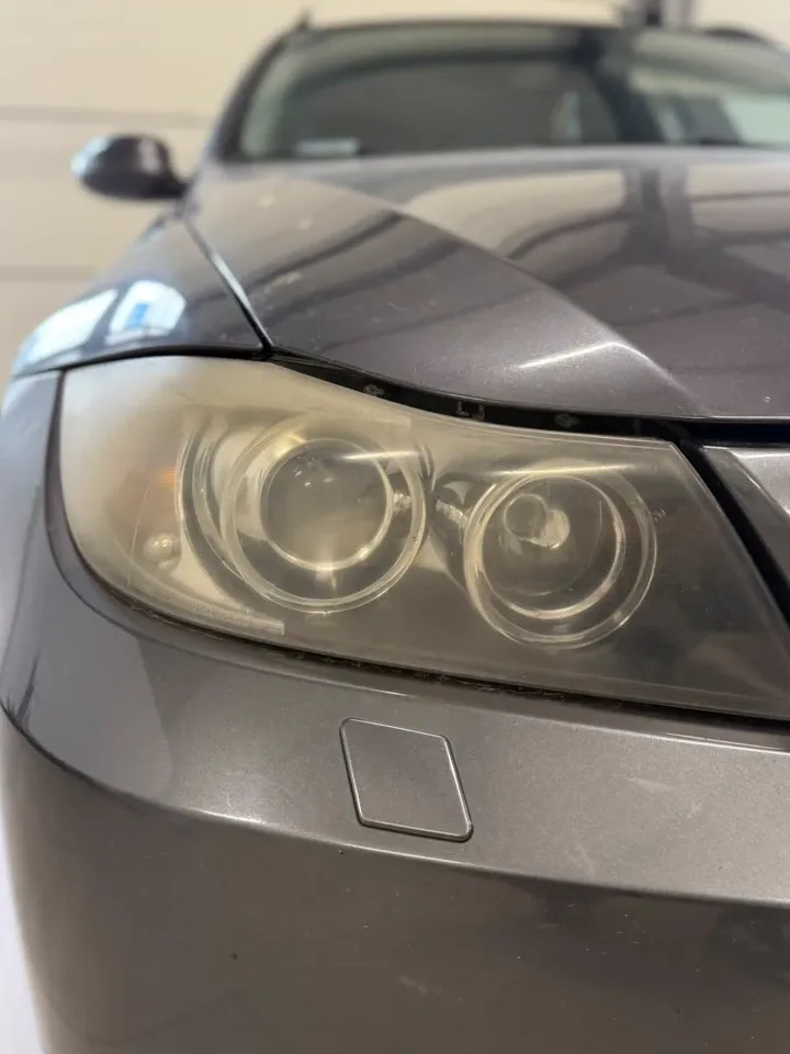 Pożółkły reflektor BMW przed renowacją