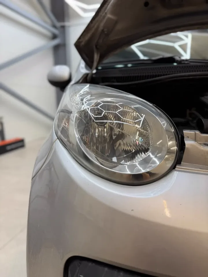 Przejrzysty reflektor Citroëna po polerowaniu
