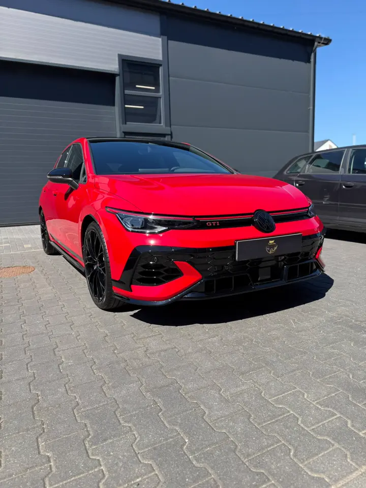 Czerwony Volkswagen Golf GTI po woskowaniu