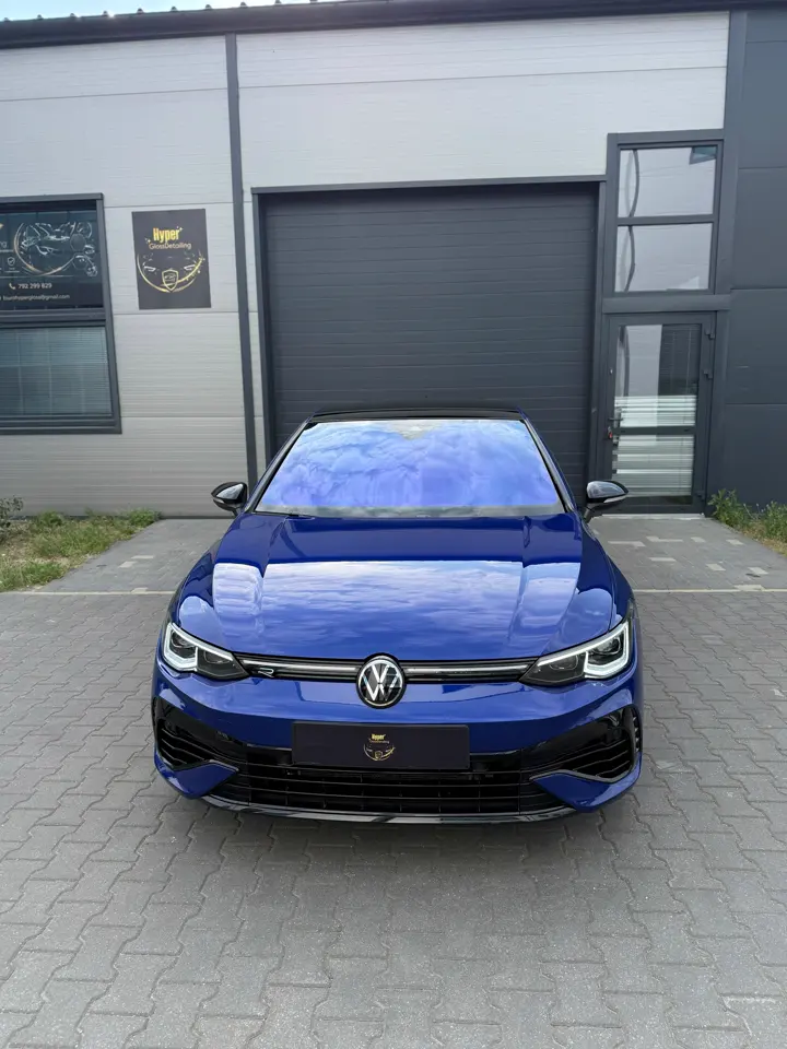 Niebieski Volkswagen Golf R po myciu